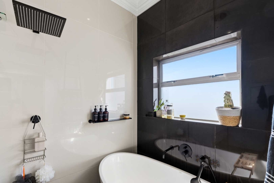 2 Bedroom Property for Sale in Green Point Western Cape
